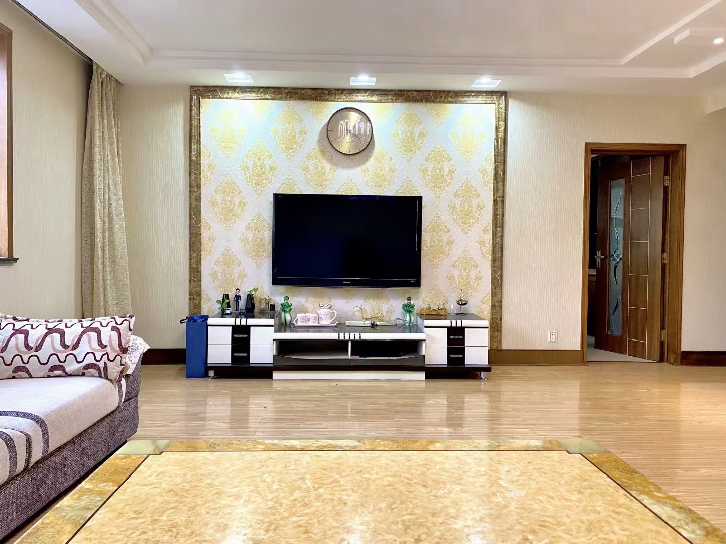 金泰小区4楼东边户，全明户型精装双气，家具家电齐全