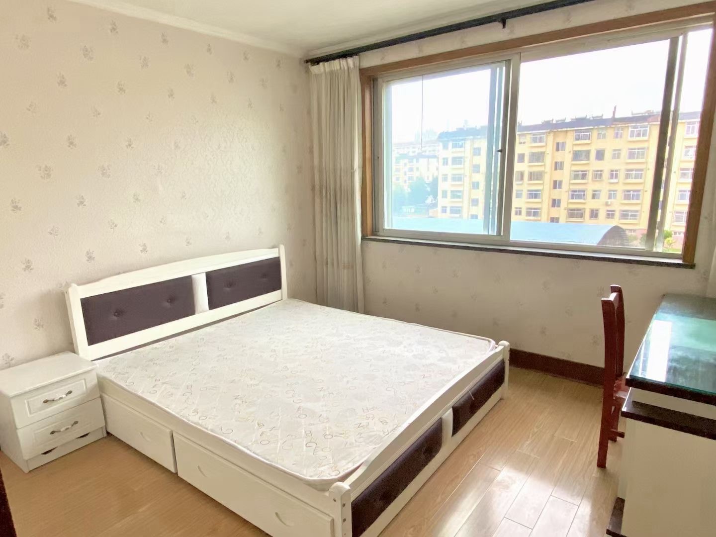 金泰小区4楼东边户，全明户型精装双气，家具家电齐全