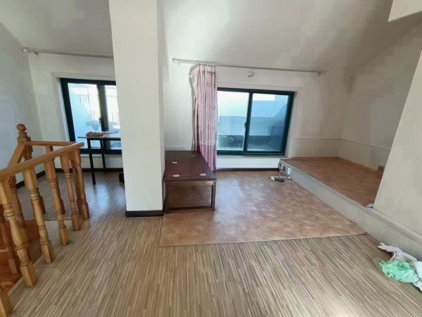 富新花园6楼加阁楼复试，框架房，3室两卫单层面积90平，精装
