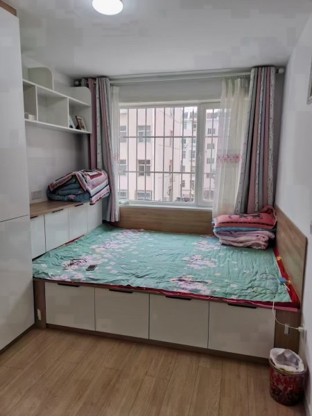 静园小区 二楼77.5平，两室一厅一衣帽间，精装短住，诚售4
