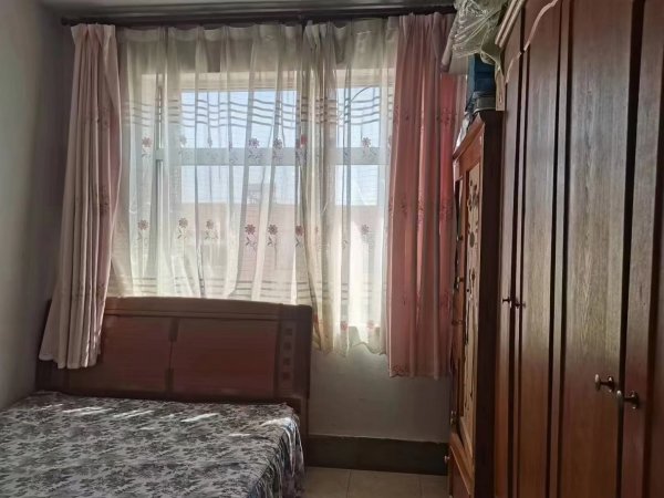 东山小区5楼76.5平，三室一厅 ，双气齐全 ，没有公摊，实