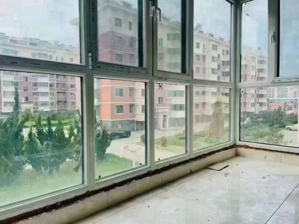 罗马阳光城，2楼边户黄金楼层，129平毛坯，三室两厅两卫，南