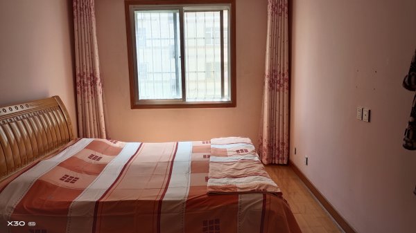 城东二区2楼95.28平精装二实验府前中学紧邻九龙汇商场利群