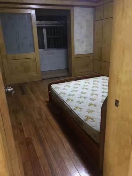​富寓小区，一楼边户，108平，三室两厅，卫生间带窗，63.