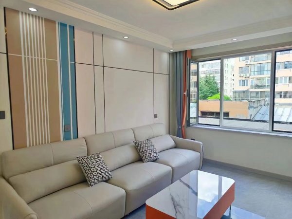 东风花园南一楼92平52.8万，精装未住四室，三室朝阳，地暖