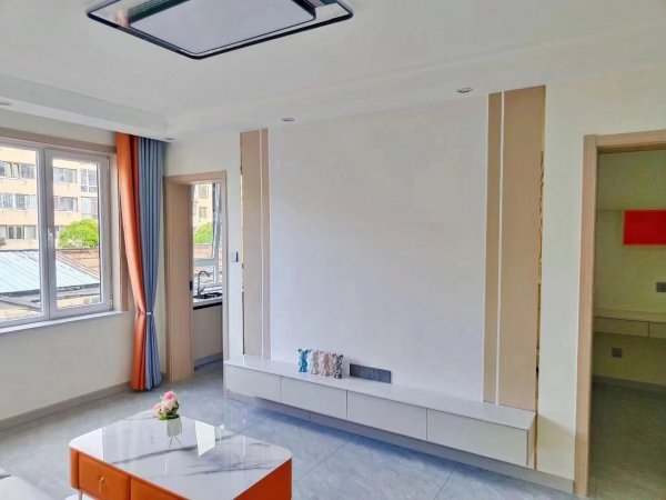 东风花园南一楼92平52.8万，精装未住四室，三室朝阳，地暖