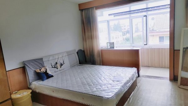向阳一区四楼东边户，73.4平。家电家具齐全。900元/月。