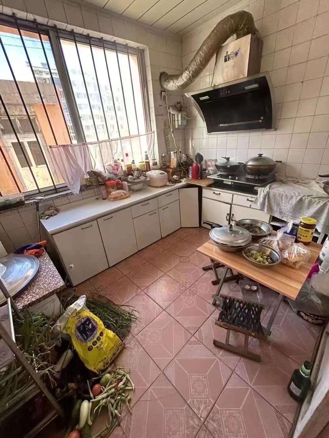 东风花园南石油家属楼贴地一楼，87平，三室，家电家俱齐全