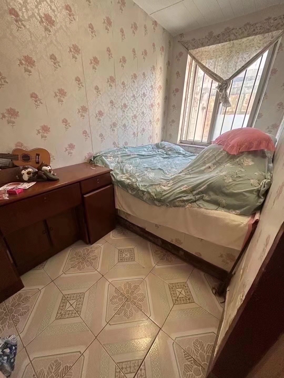 东风花园南石油家属楼贴地一楼，87平，三室，家电家俱齐全