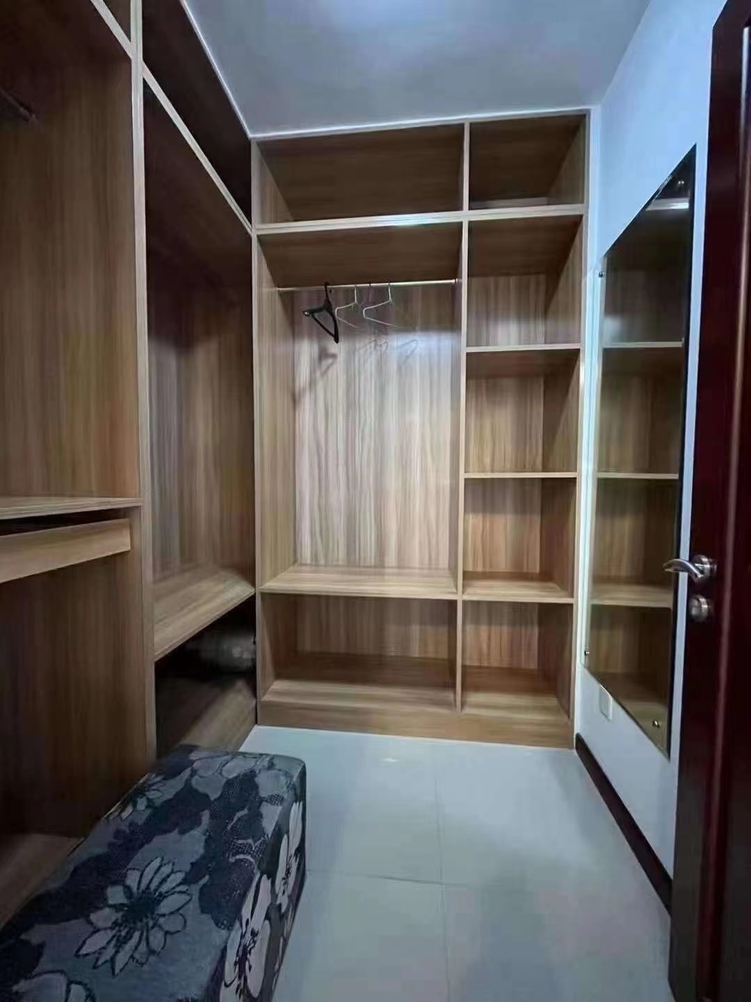 富豪城小区坡下全框架三楼100平，两室两厅，带衣帽间，婚房短
