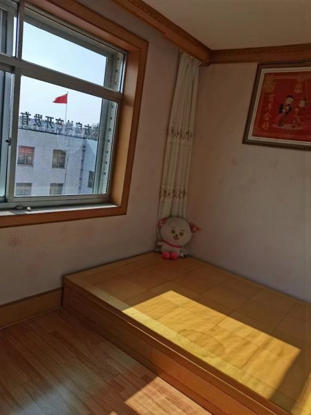 新华书店红绿灯北10米87平5楼拎包入住