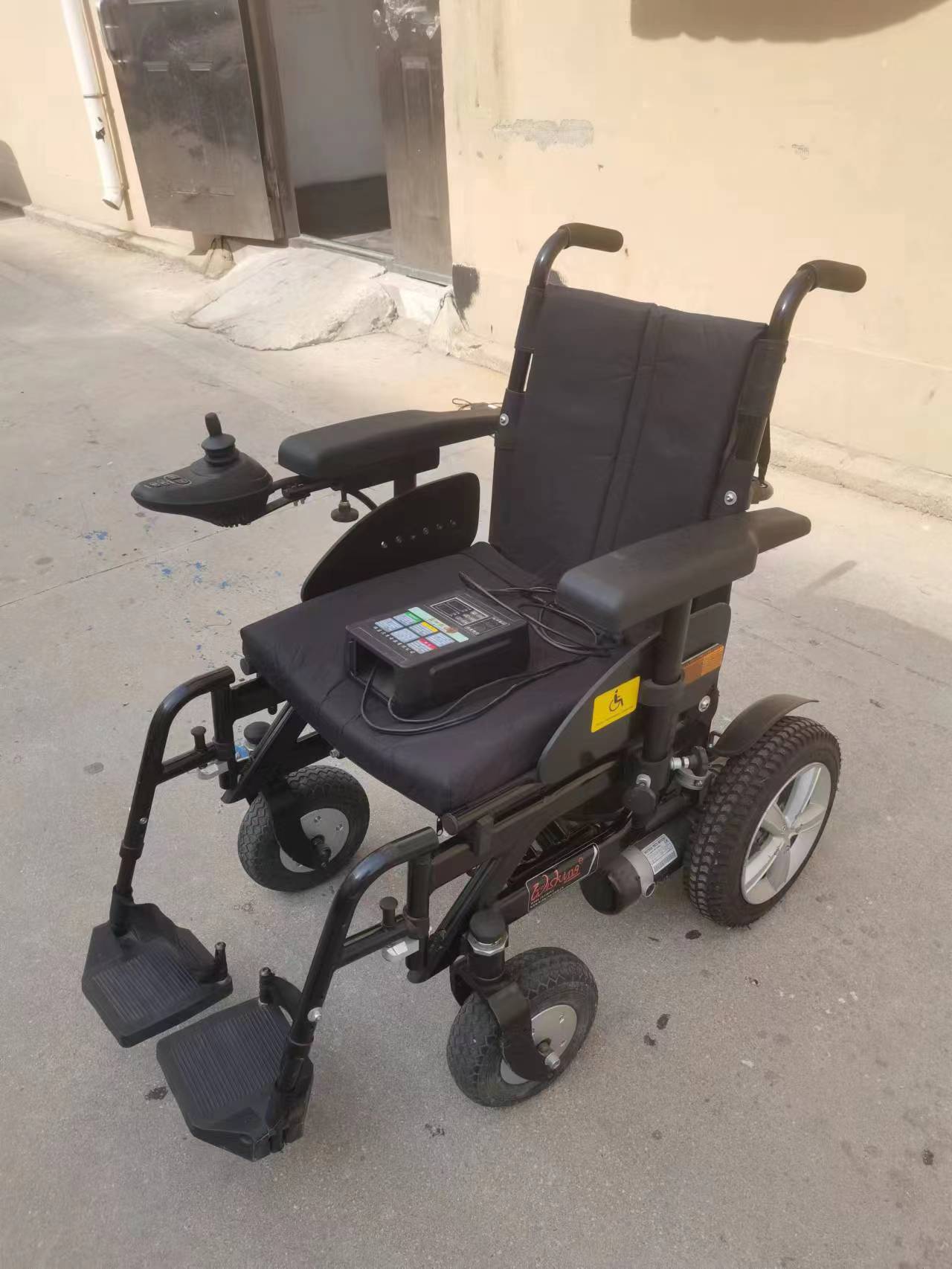 威之群牌电动轮椅出售（几乎全新）