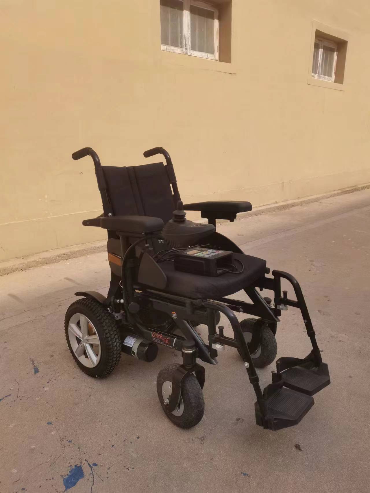 威之群牌电动轮椅出售（几乎全新）