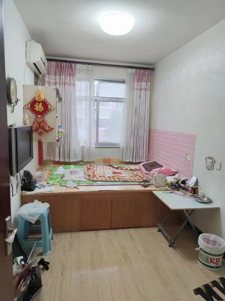 府前学区房，步行街二楼，63平方，29.8万，精装修双气