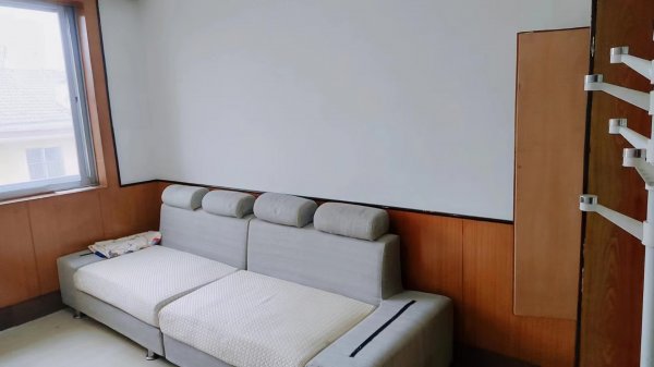 向阳一区四楼东边户73.4平。家电家具齐全。850元/月。