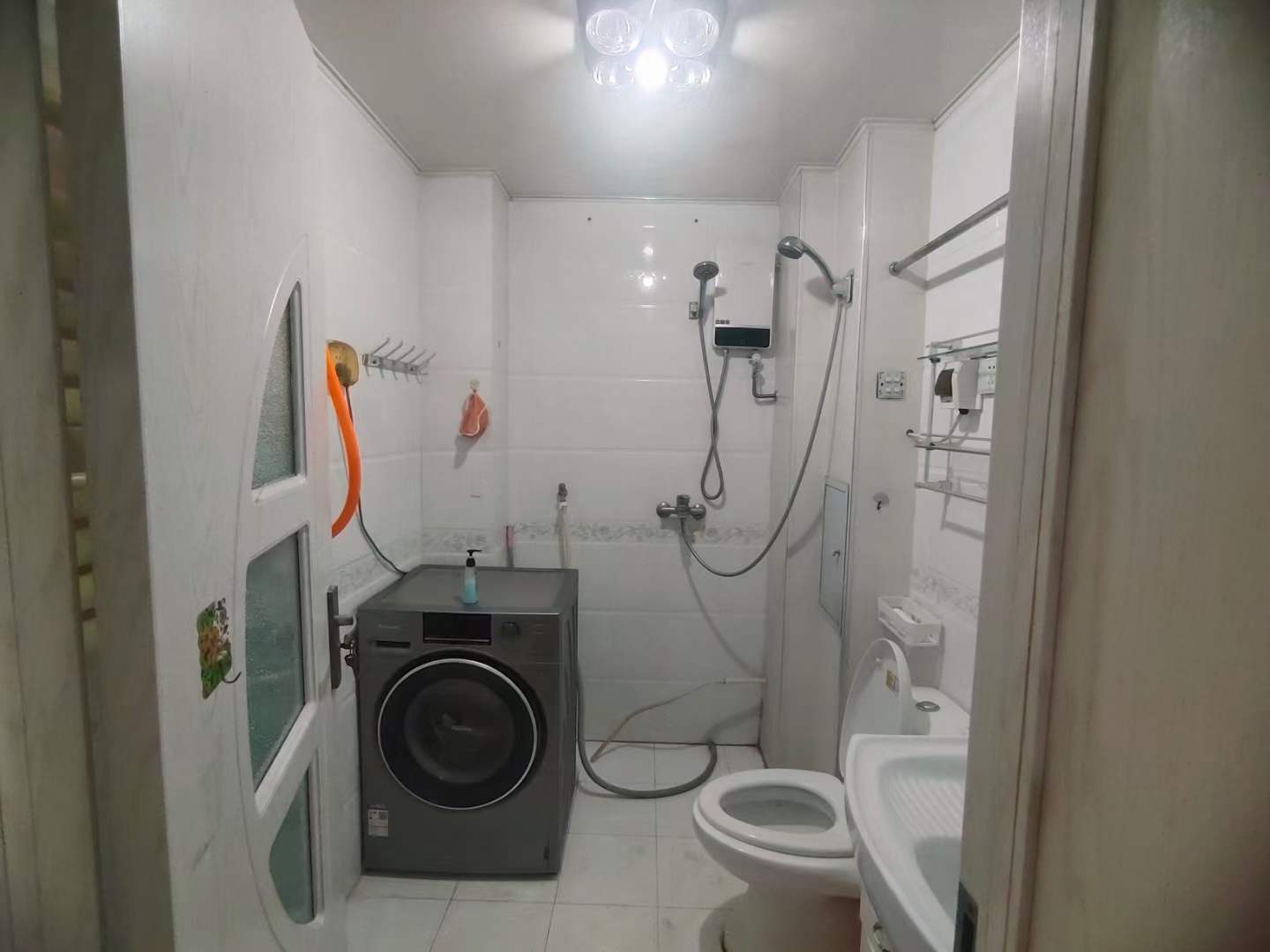 瑞晟小区一楼，两室两厅，1100一个月，