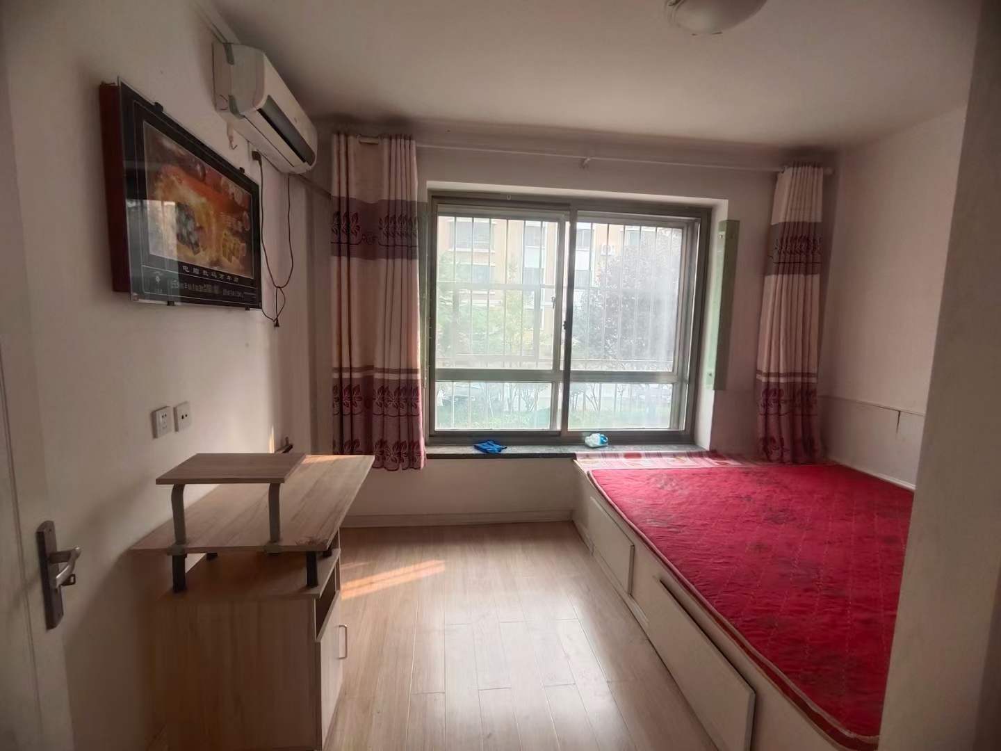 瑞晟小区一楼，两室两厅，1100一个月，