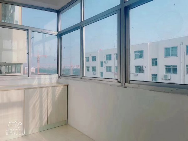 金岭小区4楼东边户，65平，阳台不算面积，精装三居室，23.
