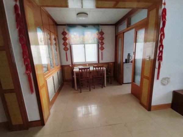 物资小区3楼边户，2室2厅，94平，家电家具齐全，干净板正，