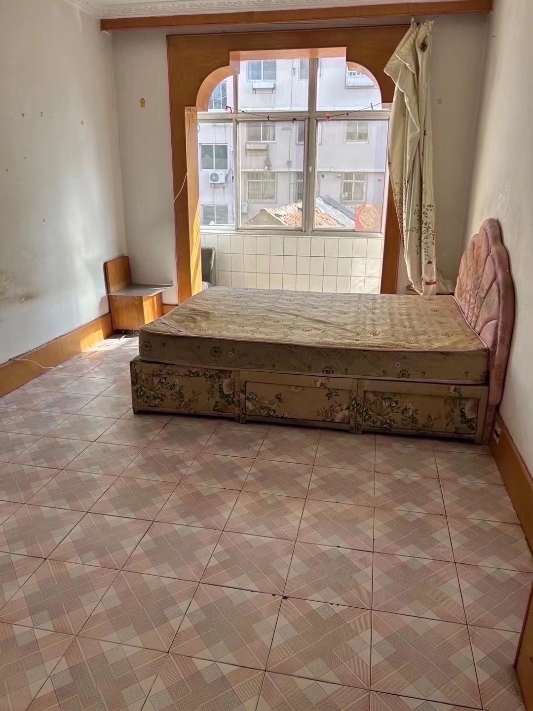 祥和家园贴地二楼64平，三室简装，双气，配冰箱热水器，每月7