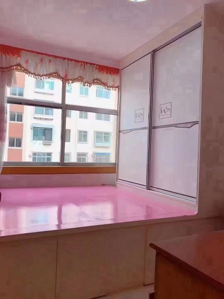 光明小区2楼东边户，65平，每月980元，可短租