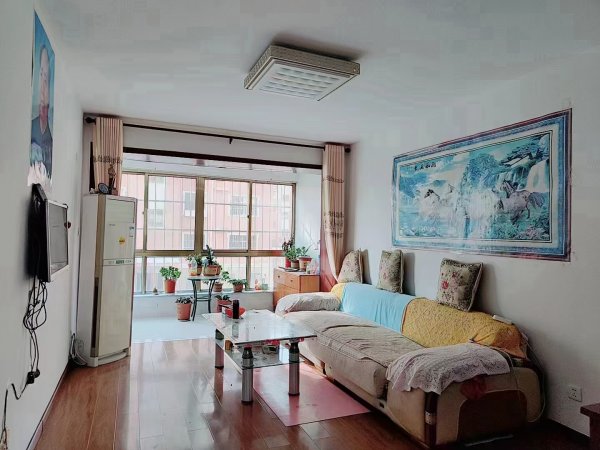 西城华府1楼82平，框架精装短住，价格可议。