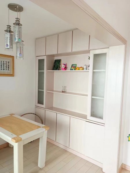 鲁威阳光花园1楼90平精装，家具家电齐全，月租1500，年付