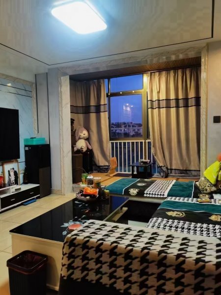 东风华冠小区7楼加阁楼57平23.8万，精装短住