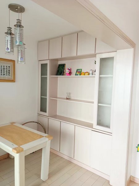 鲁威阳光花园1楼90平精装，家具家电齐全，月租1500。