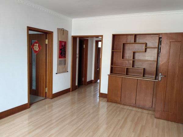 青华园小区5号楼有一套住房出售