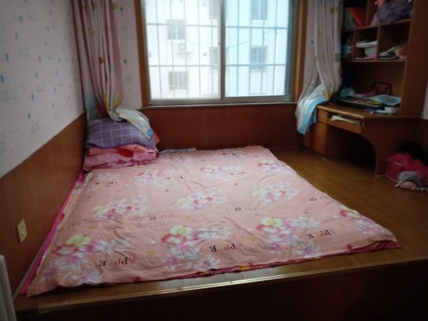 自己家房，**实验小学门口（供销五区）住人二楼04年房，77