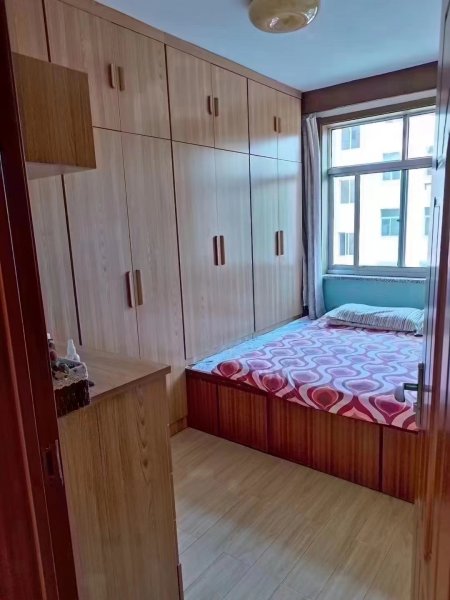 静园小区2楼，72平，2室精装短住。家具家电齐全，拎包入住。
