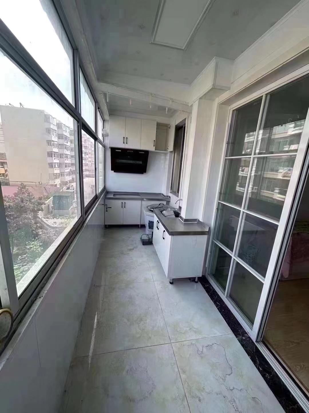 华冠二区3楼，63平，三室一厅，精装未住，全家扣板上墙，因到