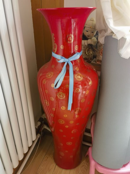一对大红花瓶