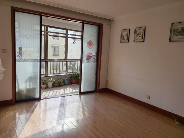 青华园5号捼有一套住房出售