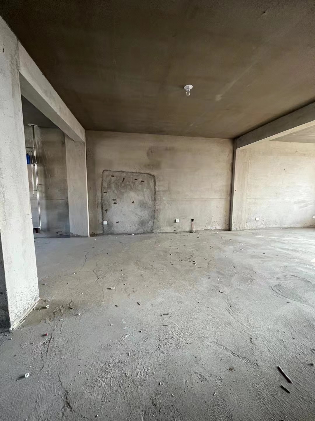 西馨苑二区住人的1楼，下面两层门市88平三室框架地暖户型方正