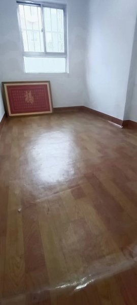 向阳小区贴地一楼，56.4平，两室一卫，近几年装修短住，诚售