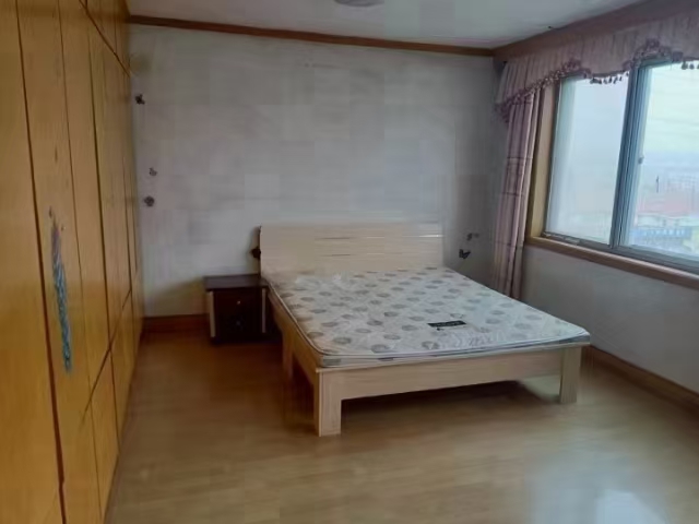 静园四楼，97平，边户，卫生间带窗，三室两厅，32.8万