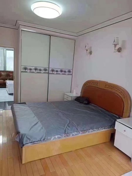 府前学区房，向阳二区2楼 140平 ，精装短住， 四室两厅
