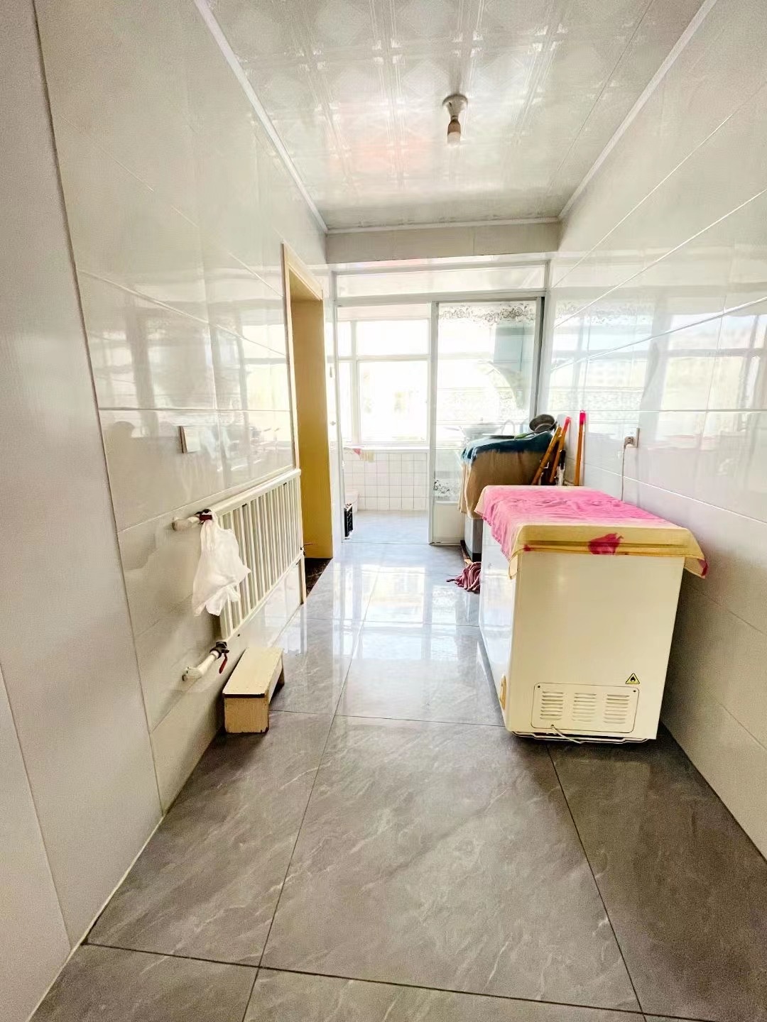新华小区贴地3楼70平两室精装短住34.8万