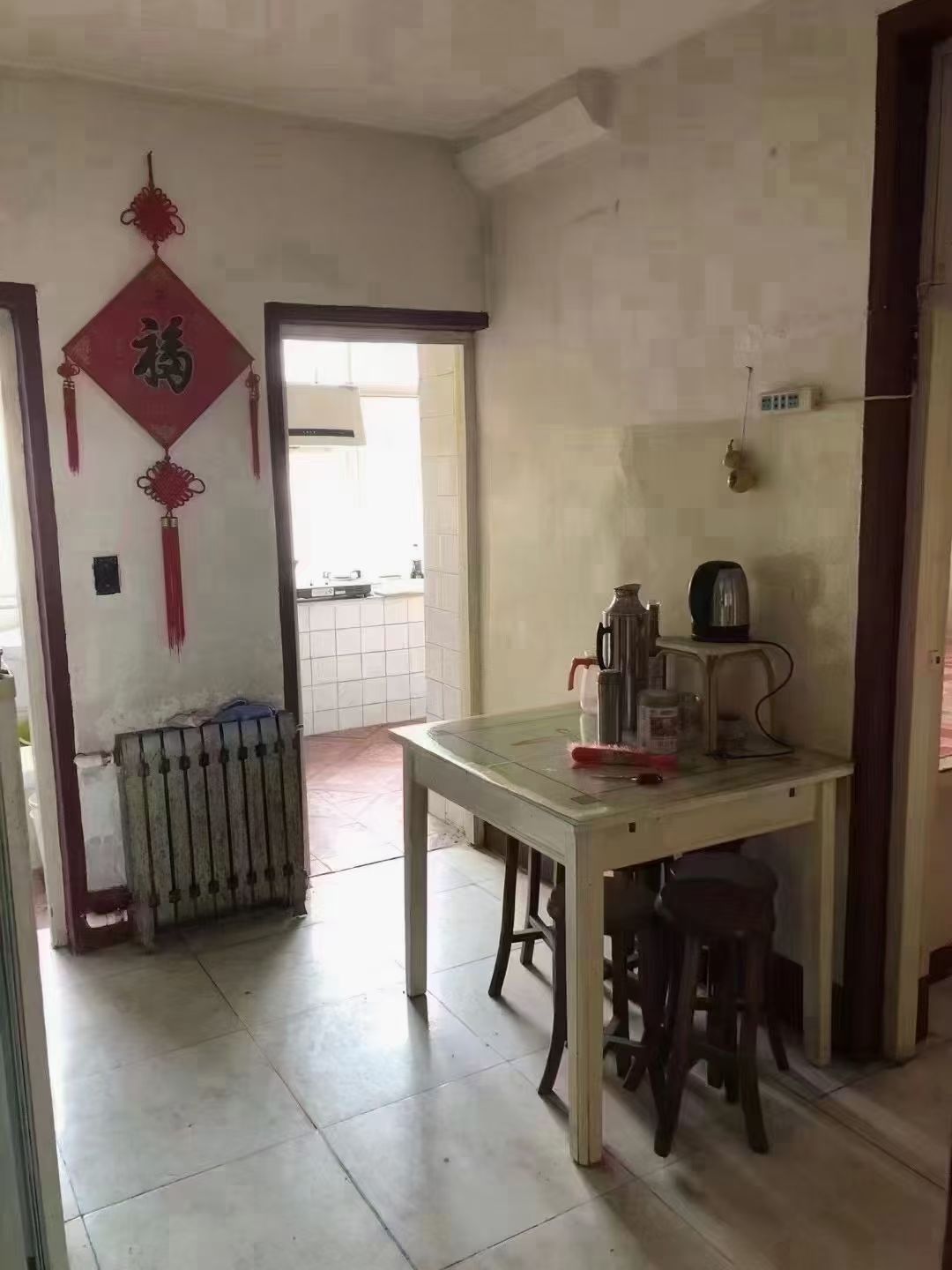 超低价一实小旁边贴地5楼62平，双气齐全。