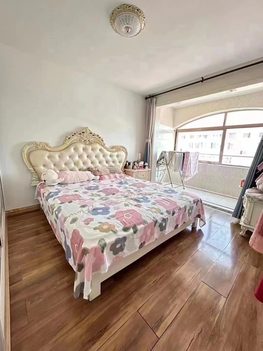 急售低首付，向阳二区顶+阁，单层85平，三室，精装短住带家具