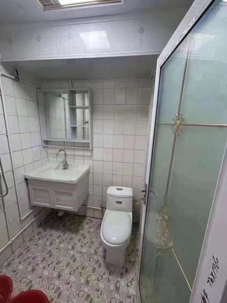华冠二区3楼63平，三室一厅，自已精装未住，全家扣板上墙，因