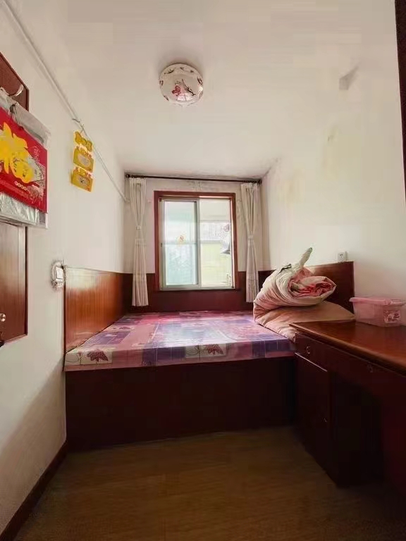 海峰街贴地2楼66平，精装短住，拎包入住，双气，紧邻市场，老