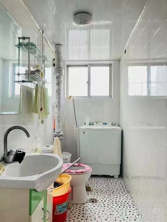 海峰街贴地2楼66平，精装短住，拎包入住，双气，紧邻市场，老