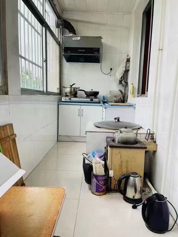 海峰街贴地2楼66平，精装短住，拎包入住，双气，紧邻市场，老