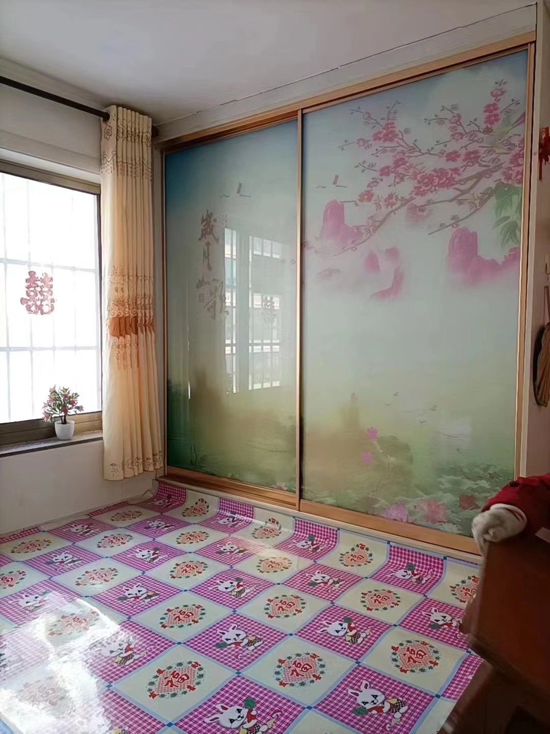 西城华府五楼80平，精装地暖，配有所有家电，双气，每月900