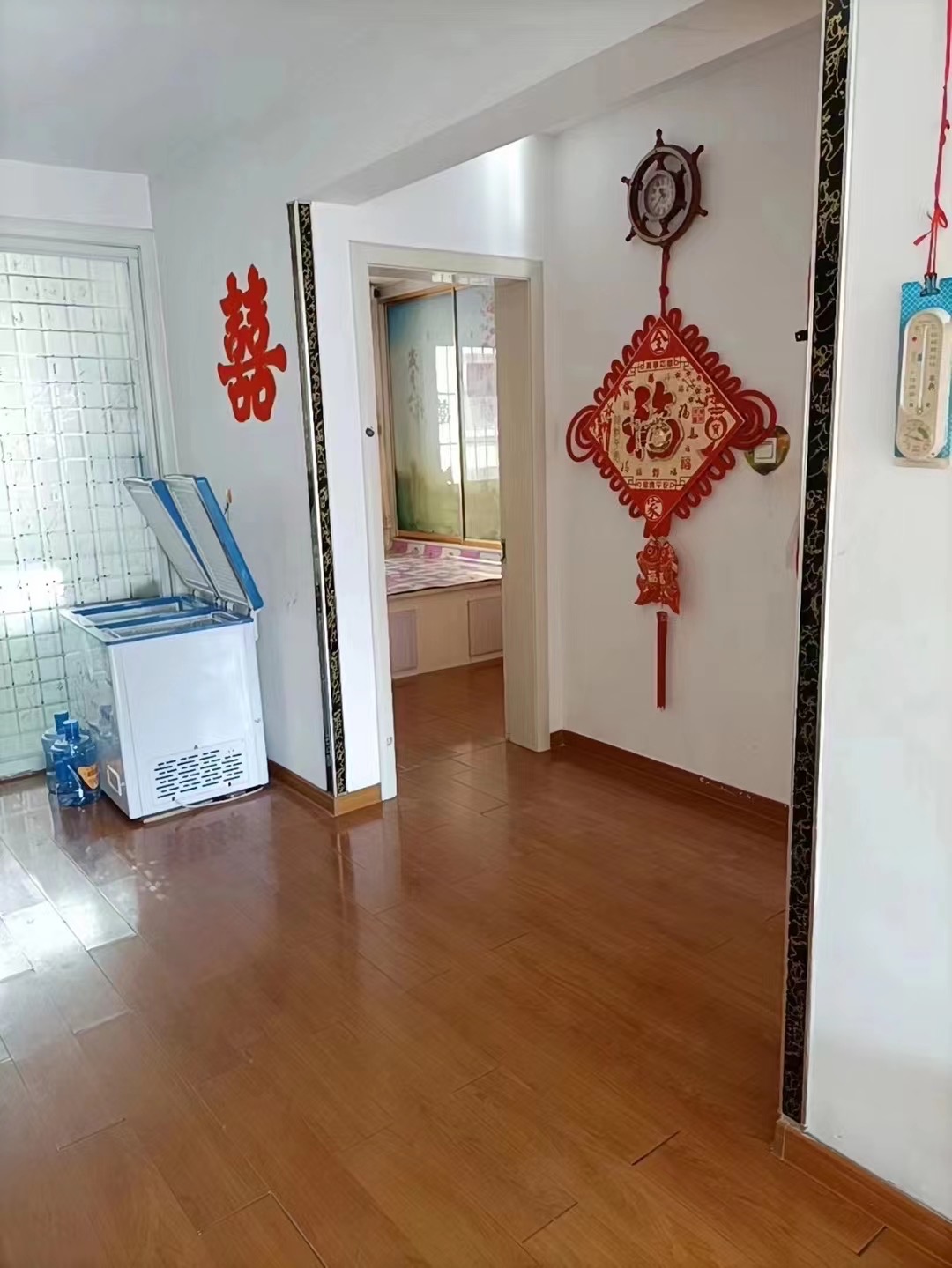 西城华府五楼80平，精装地暖，配有所有家电，双气，每月900
