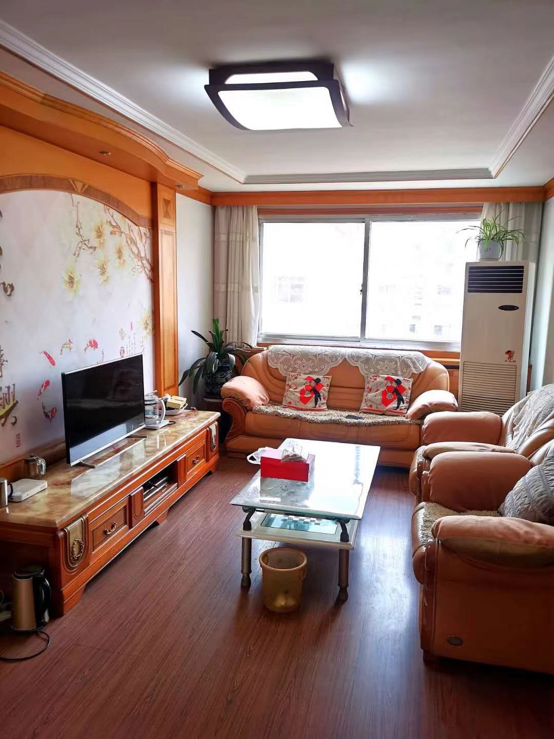 东风花园旁四楼86平两室家电齐有空调租金900