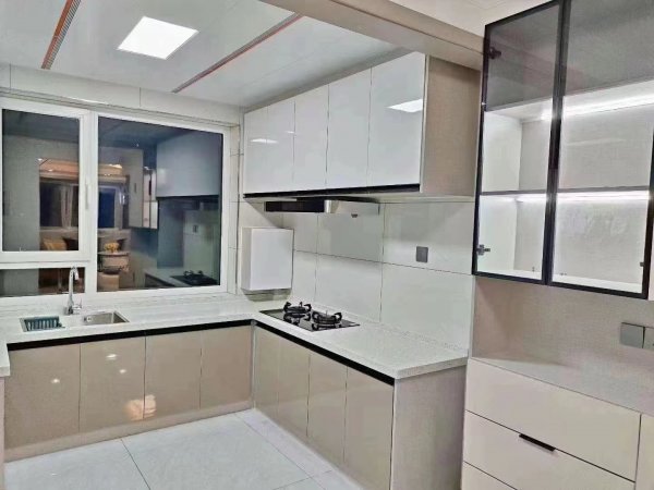 光明小区四楼98平49.8万，精装未住全明户型超大南厅!正三